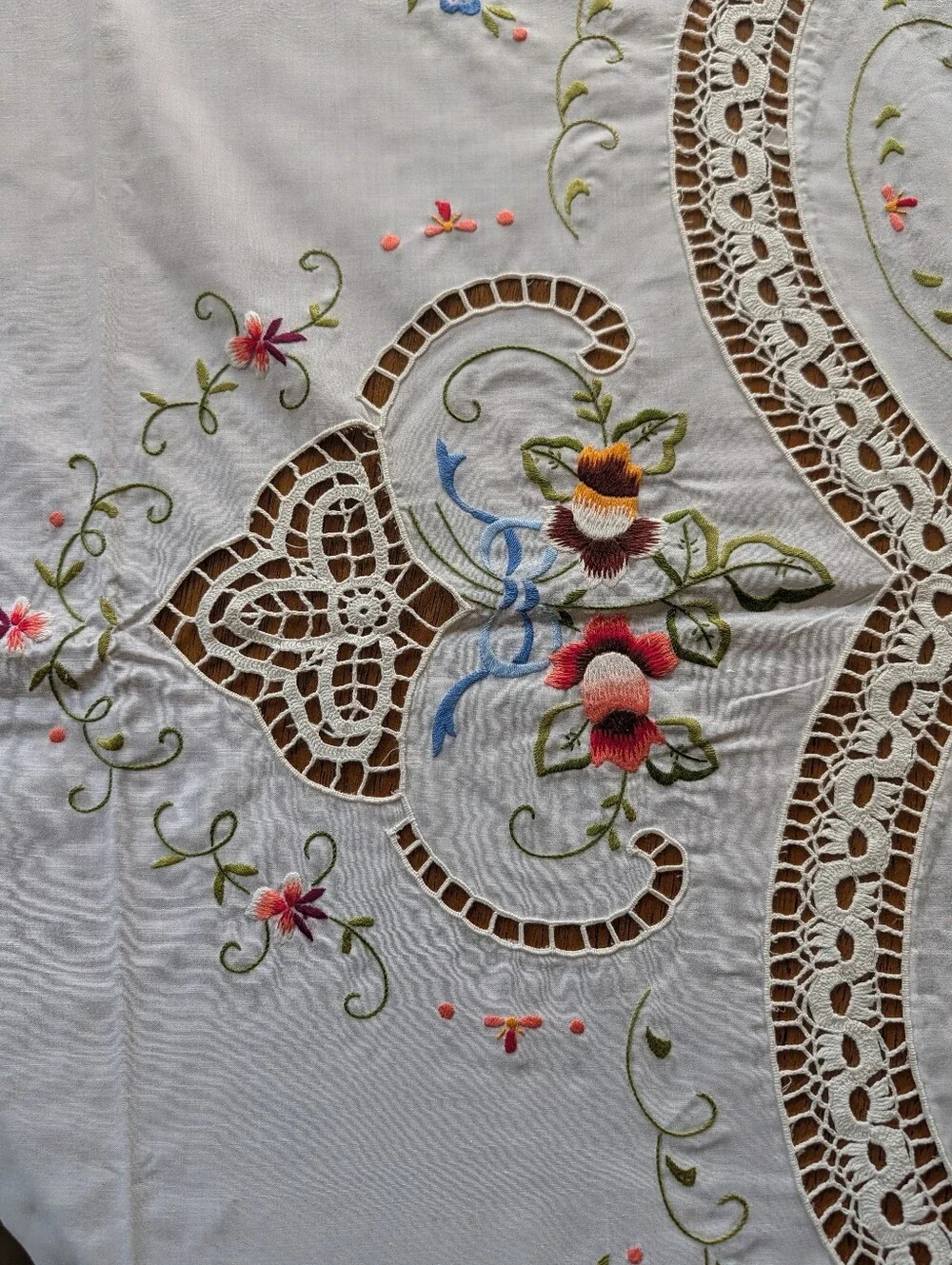 VTG Embroidered Floral Tablecloth - White Pink Green 8 Napkins Eyelet Grandma